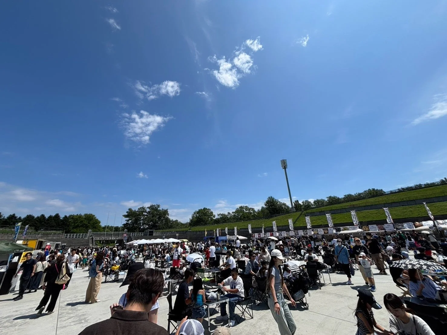 多くの来場者で賑わう会場