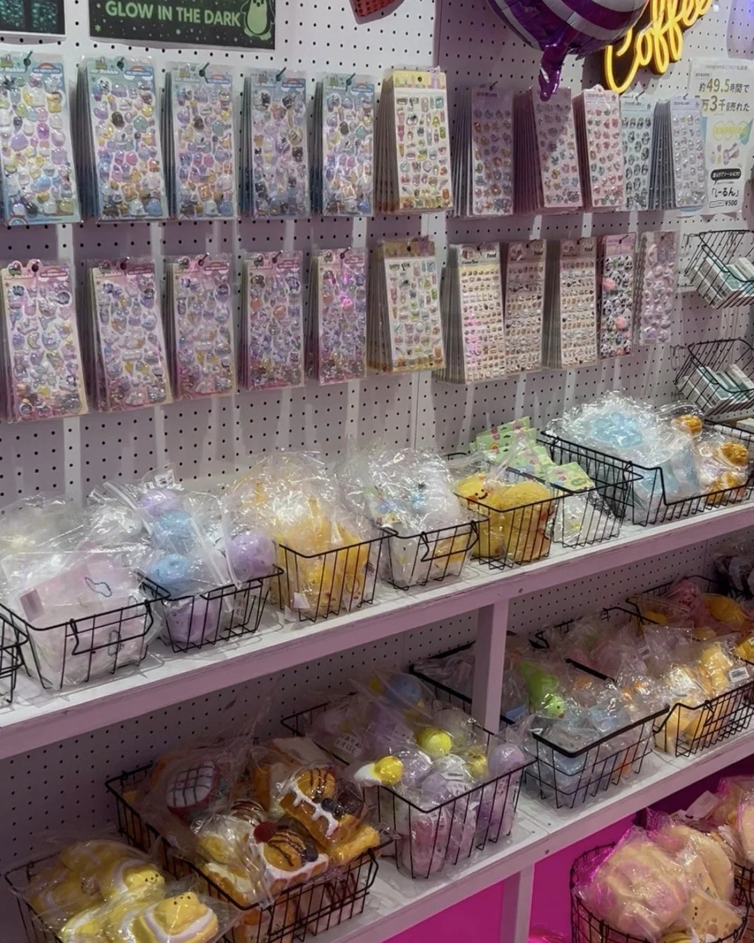 雑貨,ステッカー,スクイーズ,おもちゃ,ショップ,商品陳列,かわいい,ファンシー,キャラクターグッズ,文房具,小売店