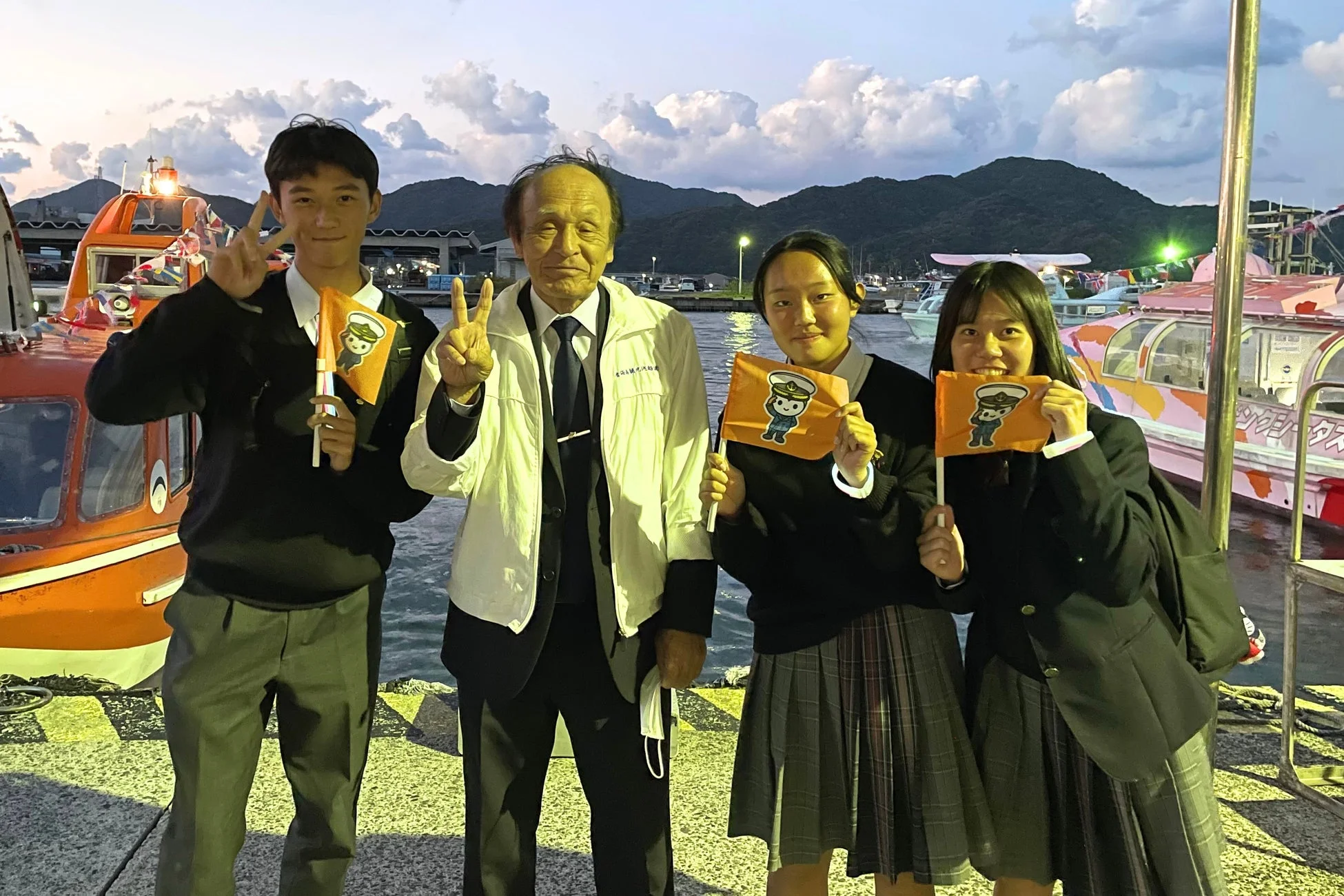 学生がクルーズ船でポーズを取る様子
