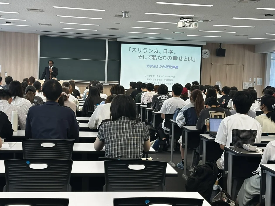 講義を聴く学生たち