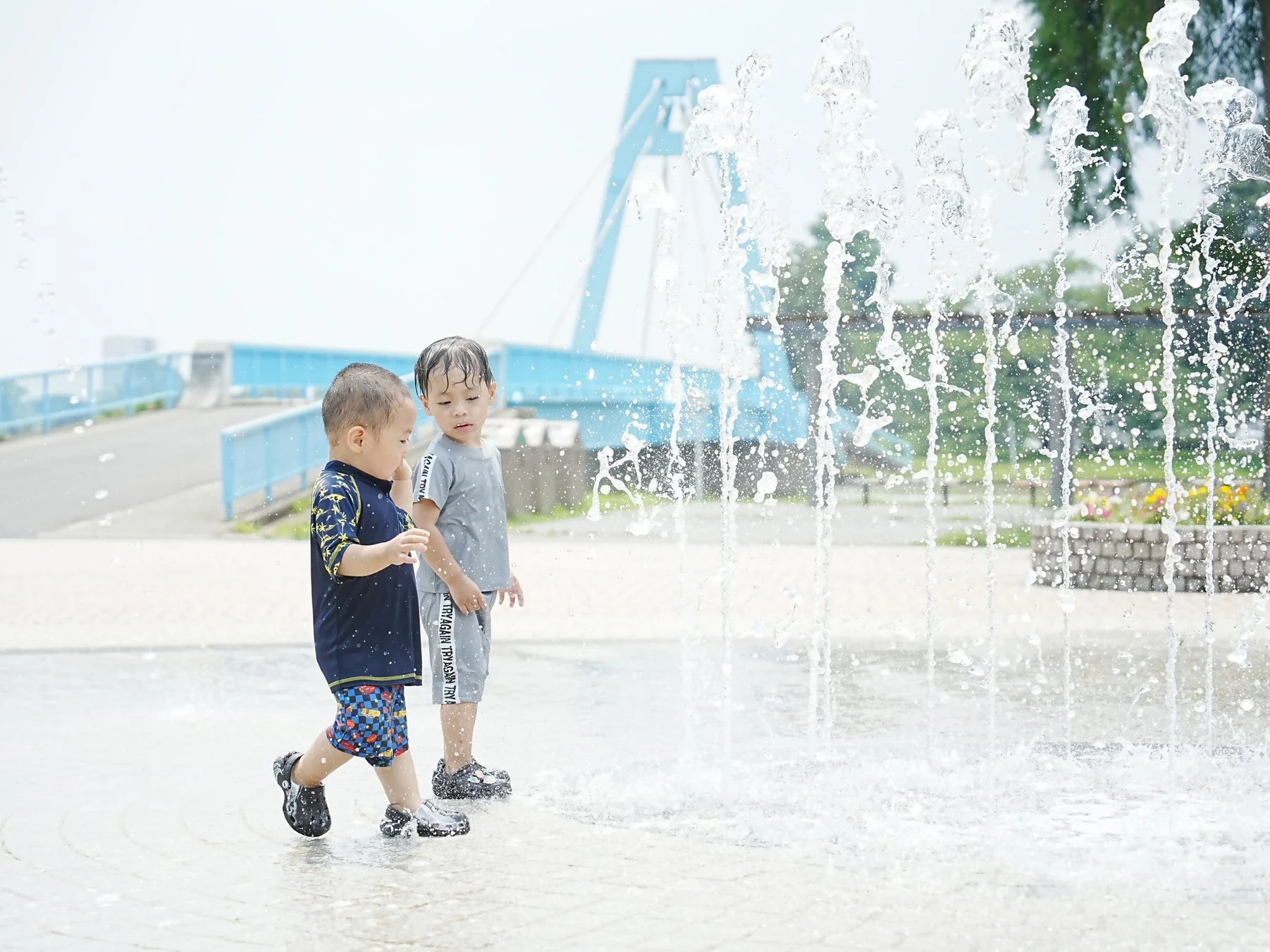 水遊びをする子供たち