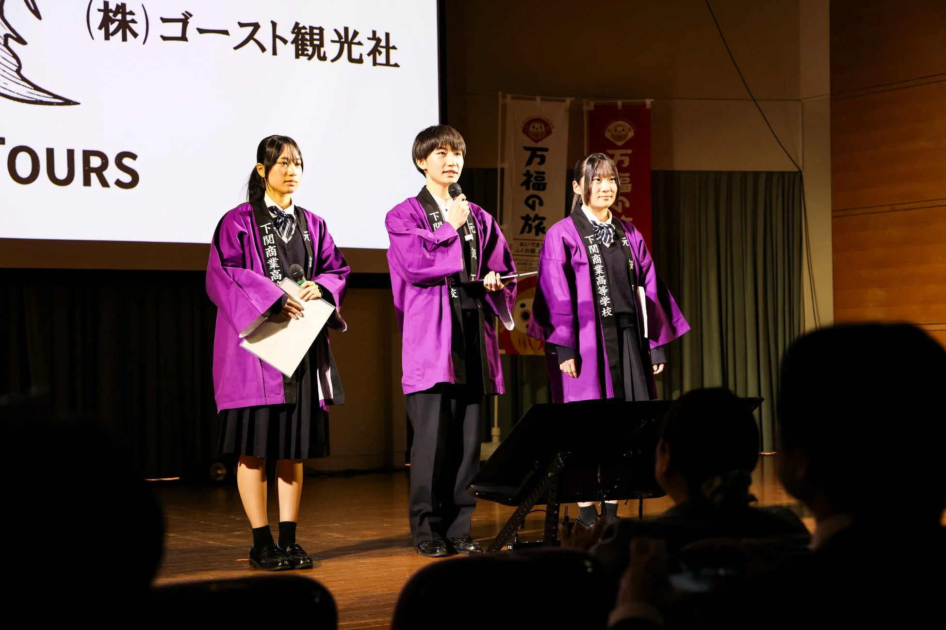 学生が「ゴースト観光社」の企画をプレゼンテーションする様子