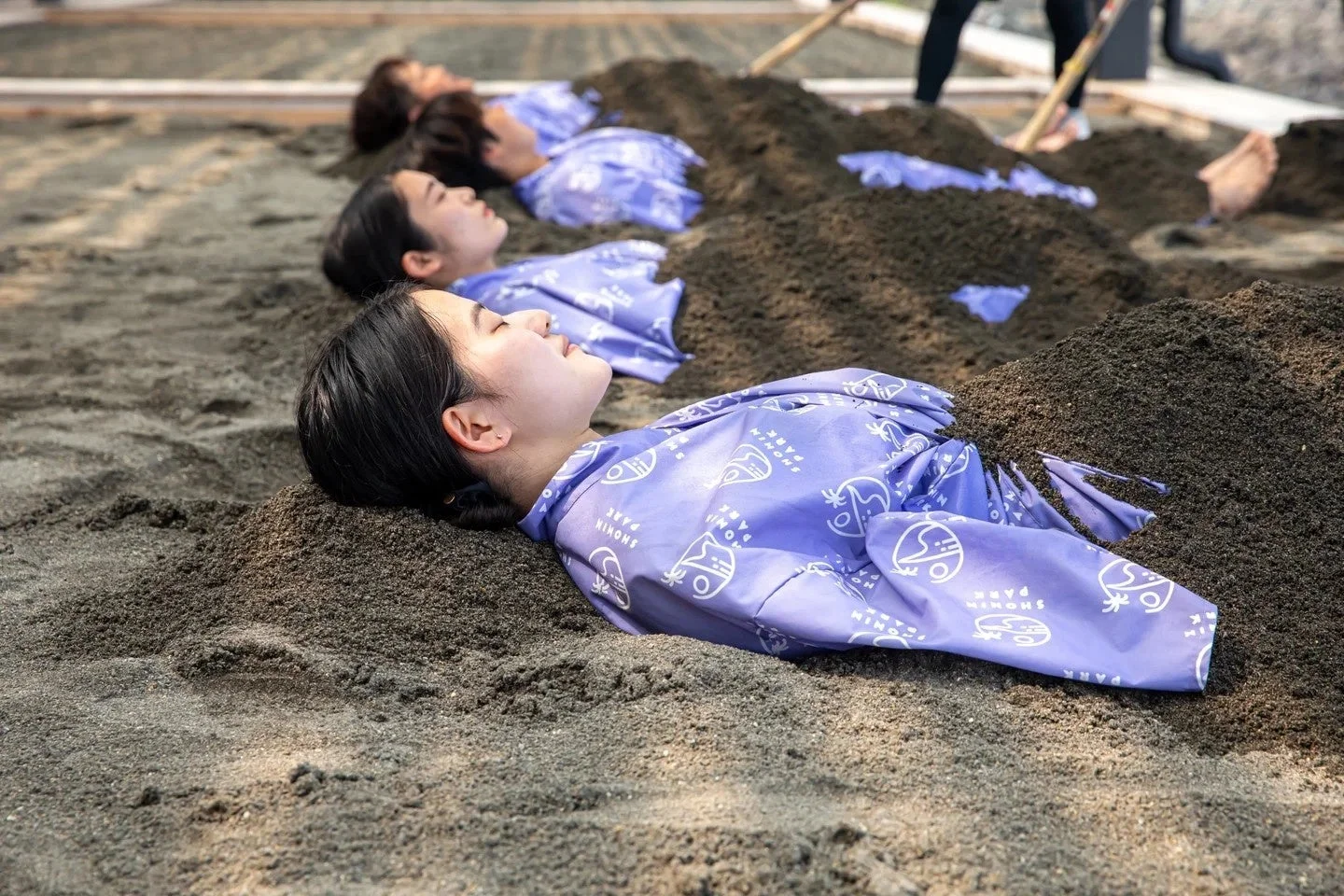 砂風呂を楽しむ女性たち