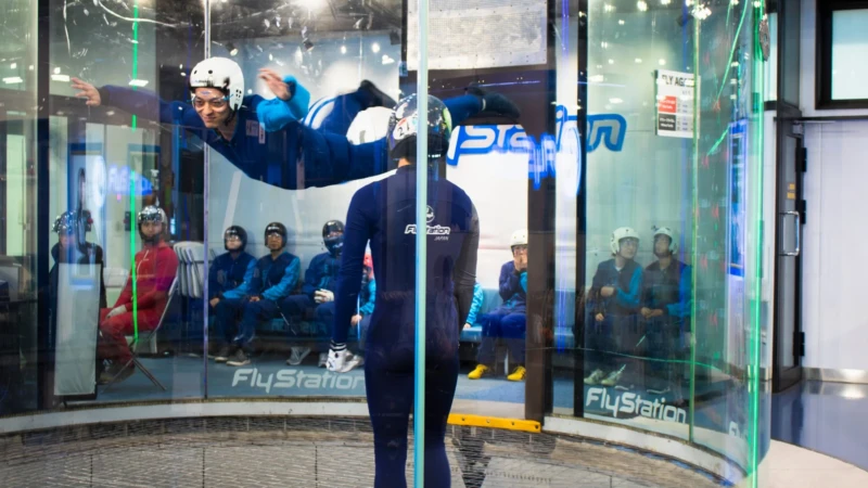 お盆は家族で「空を飛ぶ」！FlyStation Japanで非日常体験が1,000円OFFになるファミリー割キャンペーン