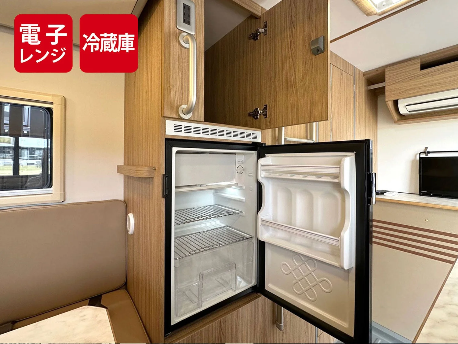 キャンピングカーの車内にある冷蔵庫と電子レンジ