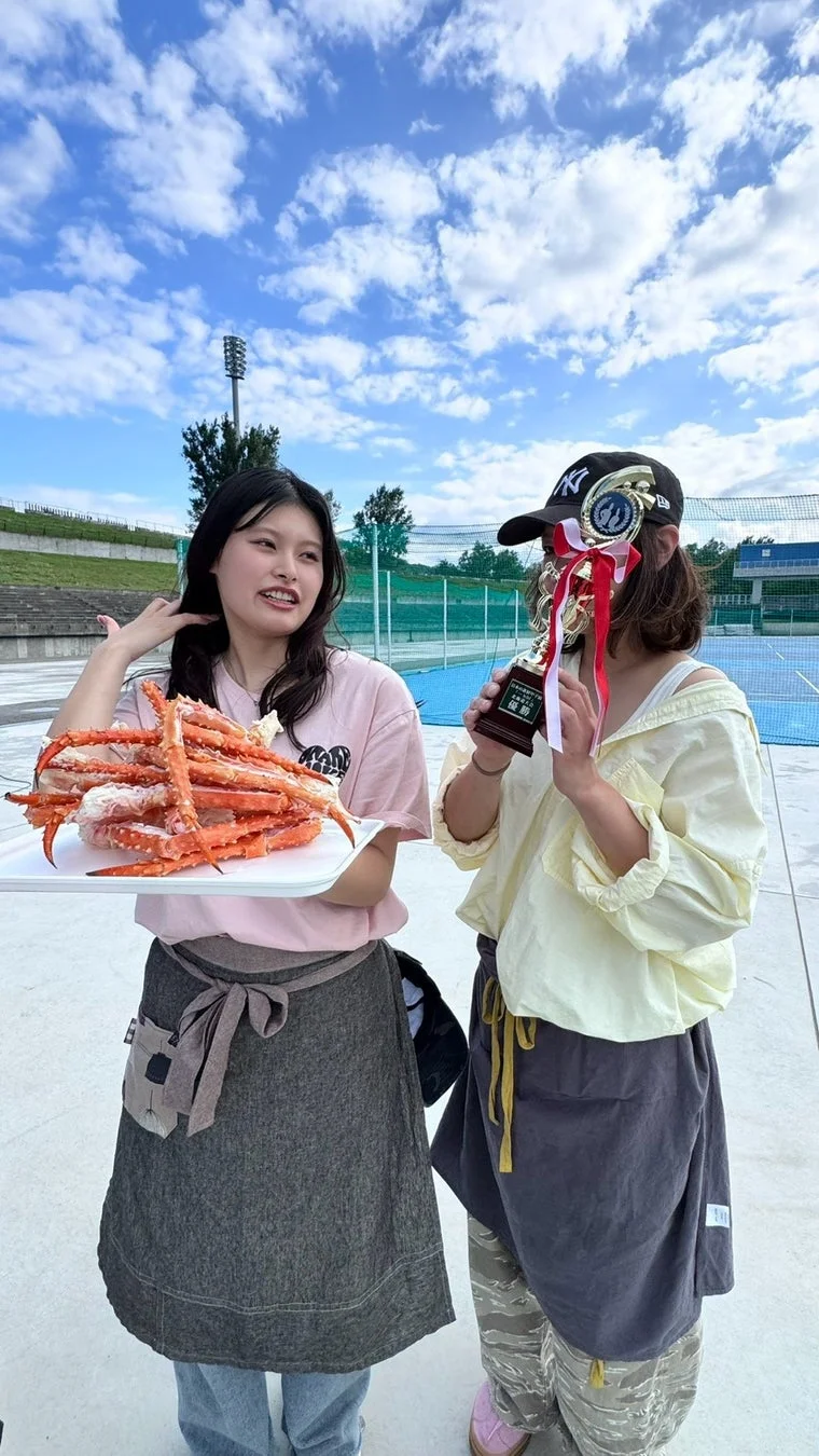 羅臼産タコ・イバラガニで優勝を喜ぶ様子