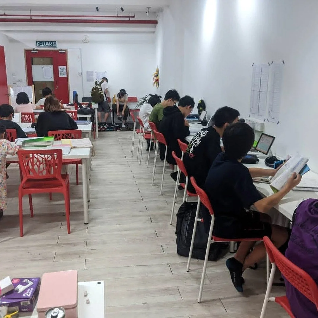 学習室で勉強する学生たち