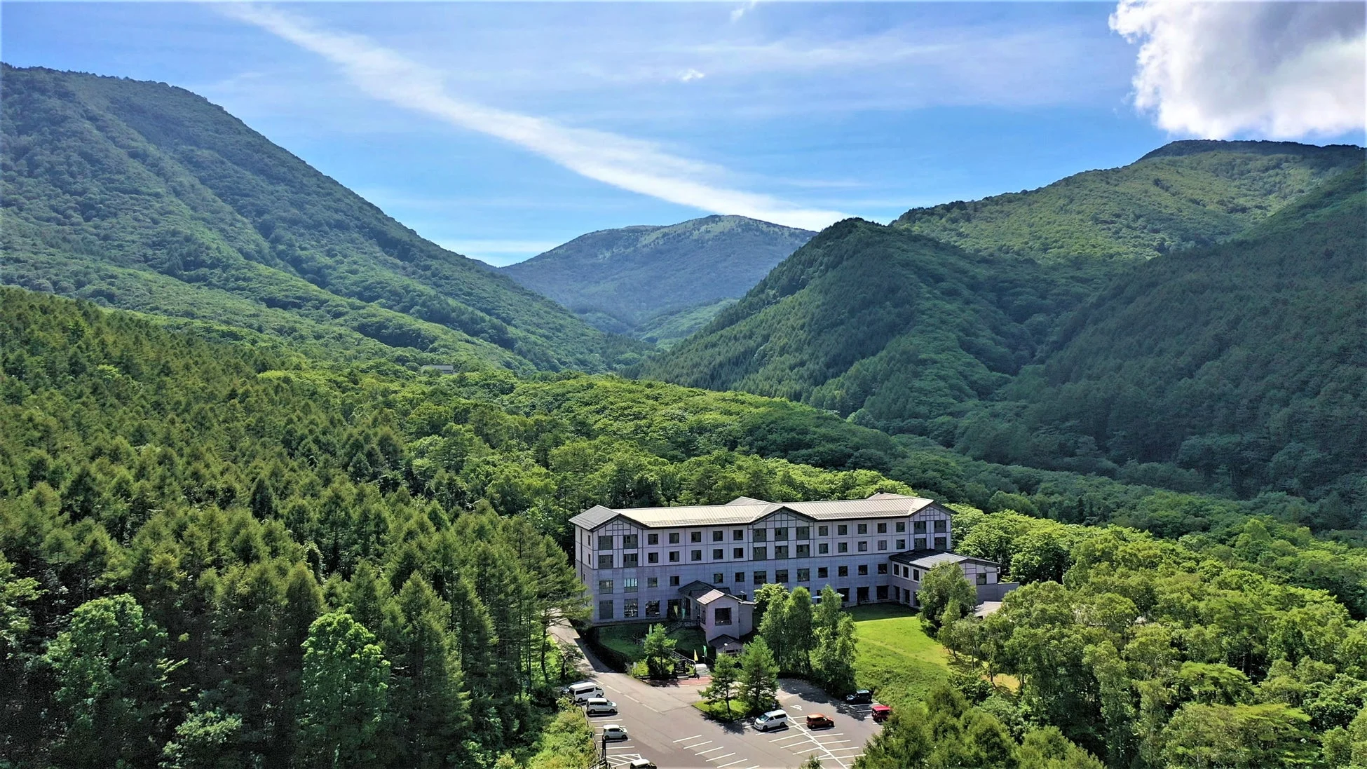 ホテル,リゾート,山,森林,谷,自然,風景,緑,建物,駐車場,観光,休暇,癒し,青空
