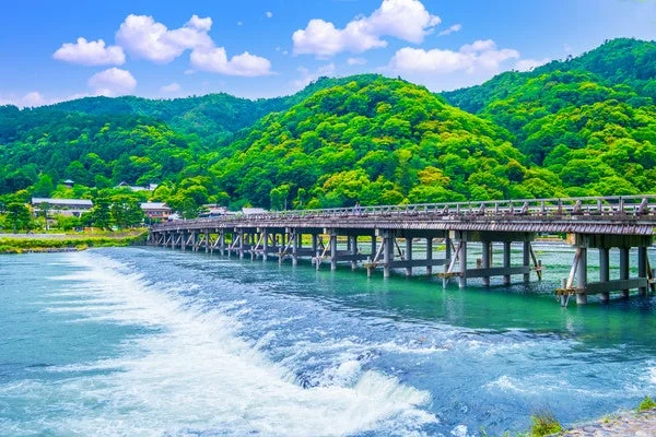 嵐山の渡月橋と山々