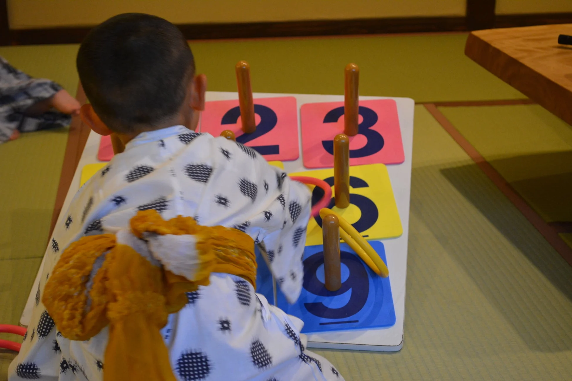 子供が知育玩具で遊んでいる様子