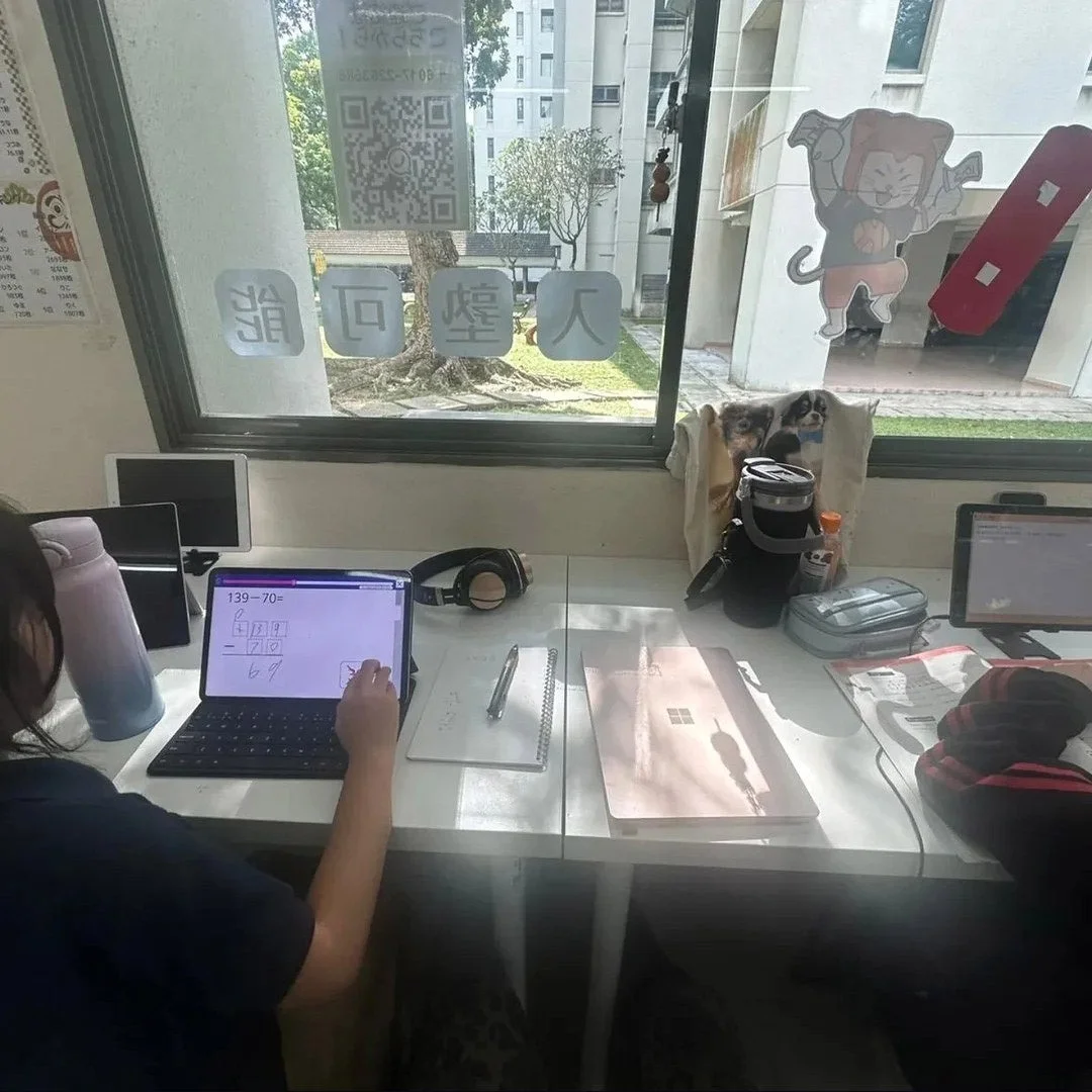 子供がノートパソコンで学習