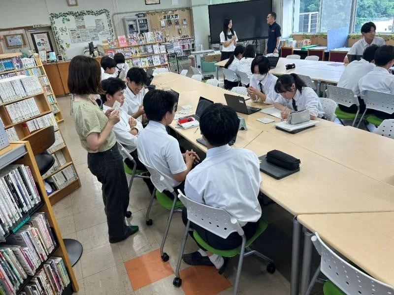 熱心に学ぶ生徒たち