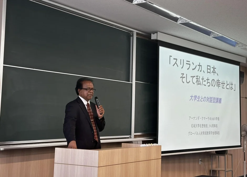 熱心に話すクマーラ名誉教授