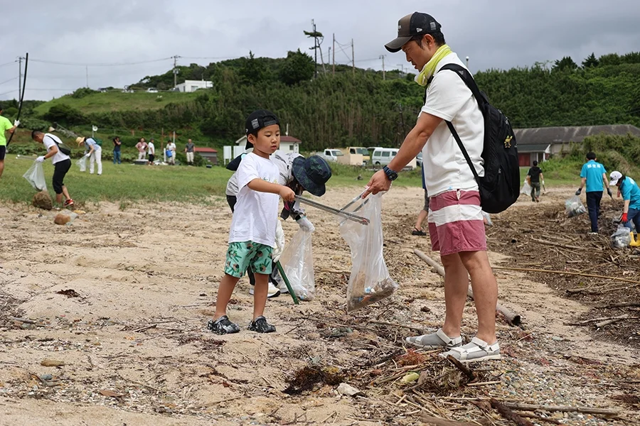 親子で海岸の清掃活動に参加している様子