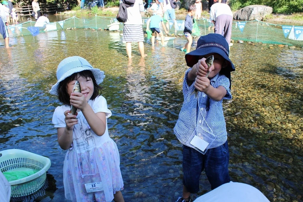 アユのつかみ取り