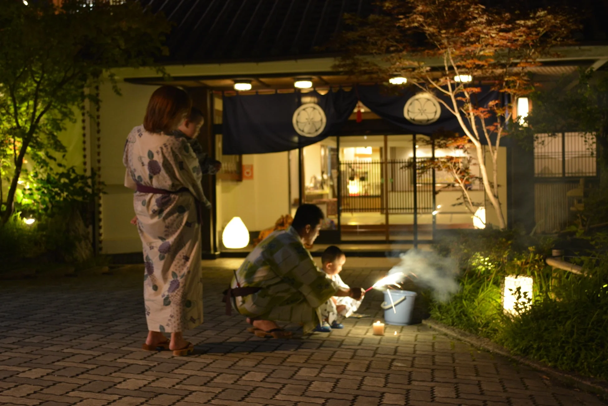 家族が花火を楽しんでいる様子