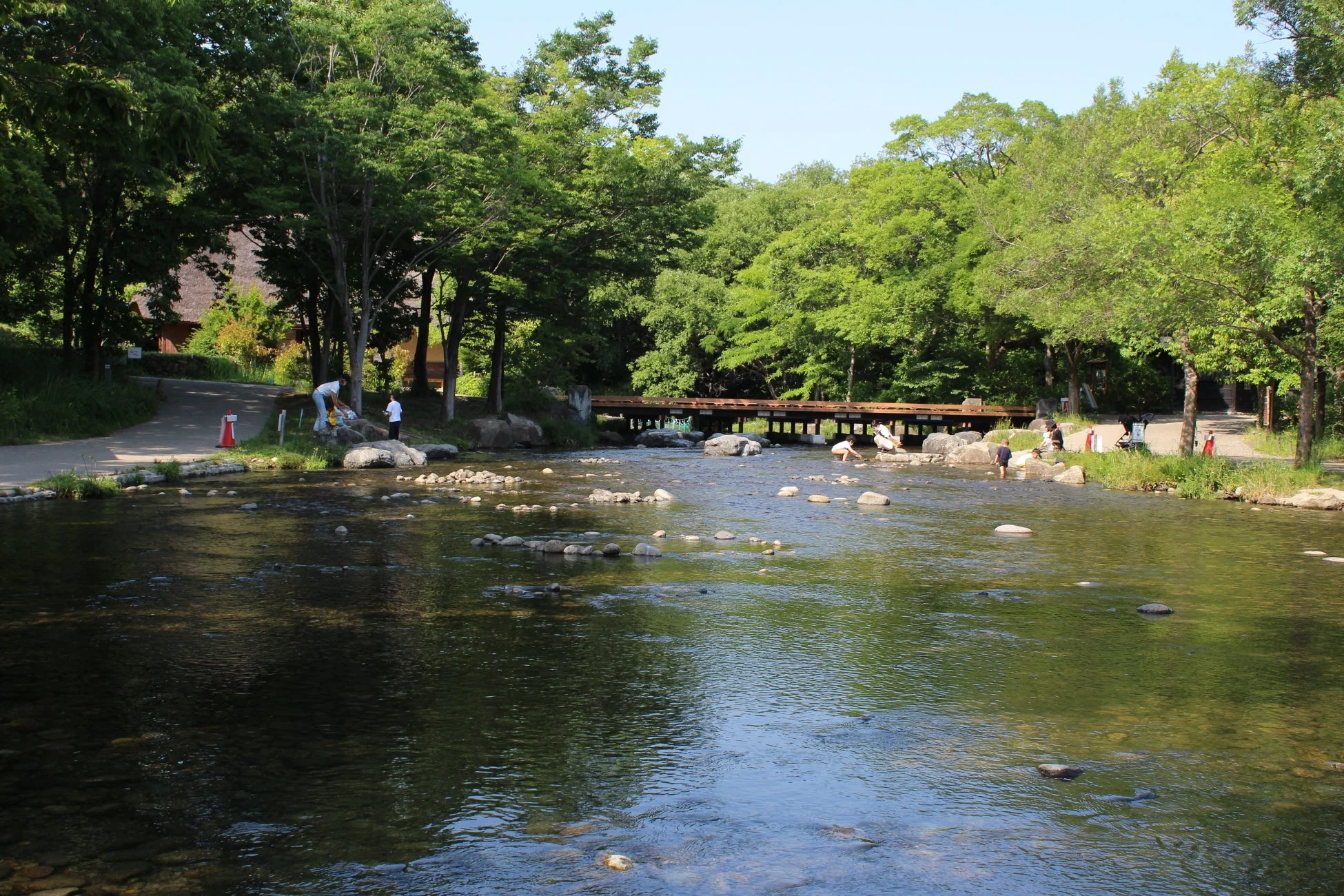 川で水遊び