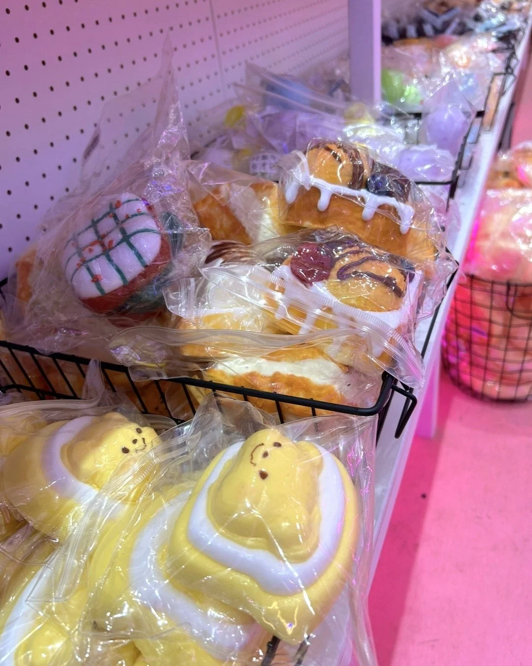 スクイーズ,おもちゃ,フェイクスイーツ,デザート,パン,菓子パン,キャラクターグッズ,かわいい,店内,ディスプレイ,ピンクの照明
