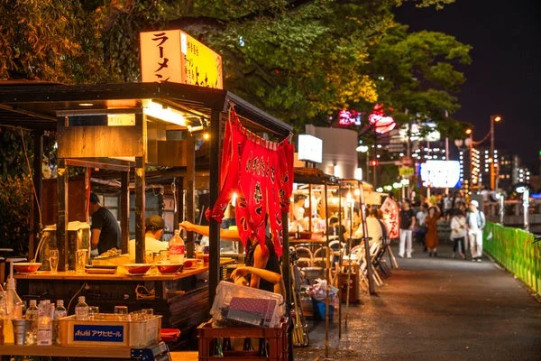 福岡の屋台街の夜景