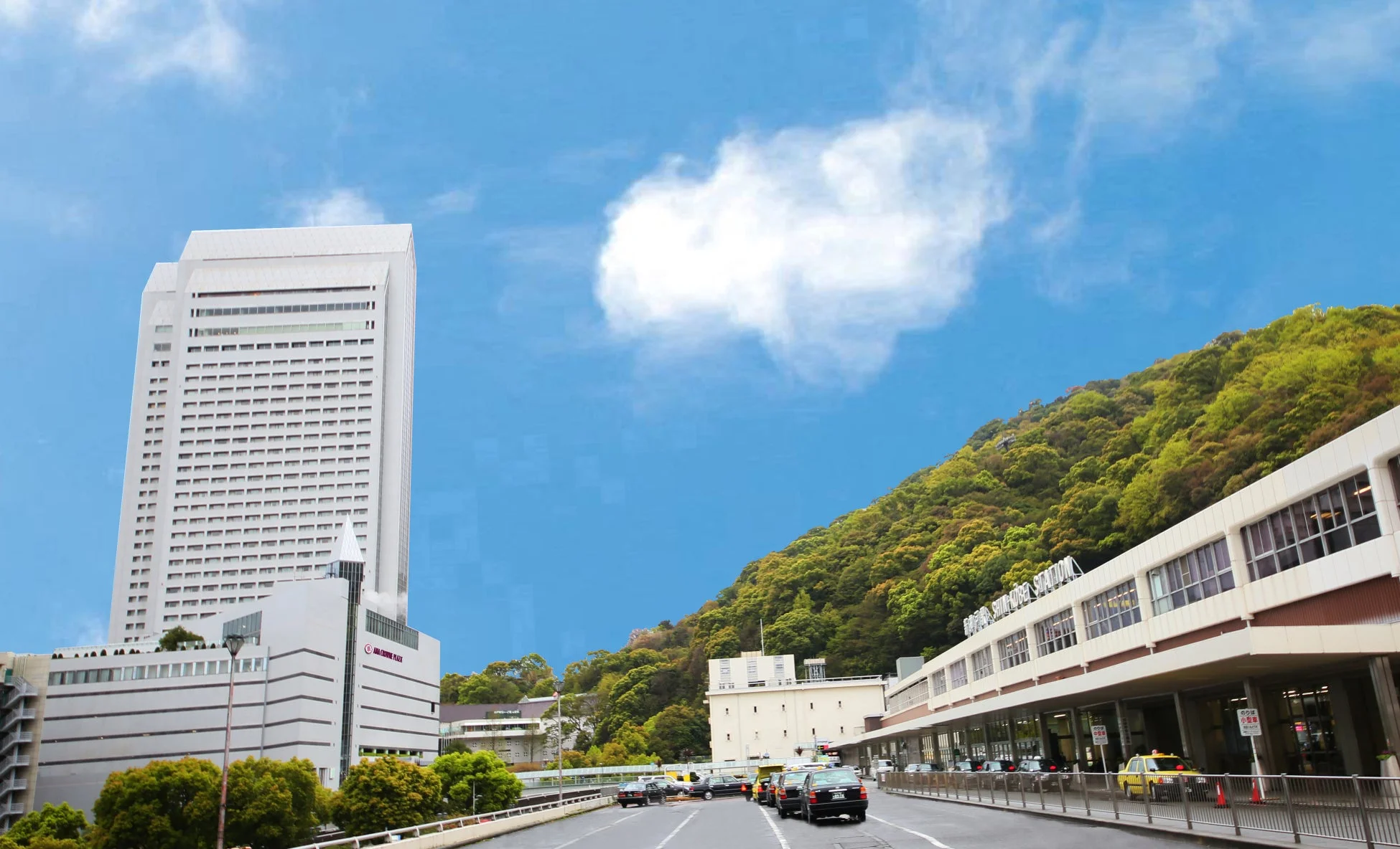 新神戸駅とANAクラウンプラザホテルが並び立つ都市の風景