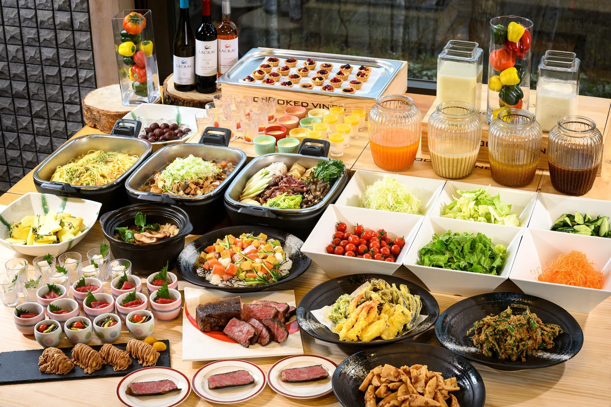 ビュッフェ,料理,食事,レストラン,ホテル,ディナー,ランチ,サラダ,肉料理,パスタ,天ぷら,デザート,ワイン,豪華,多様,フード,バイキング