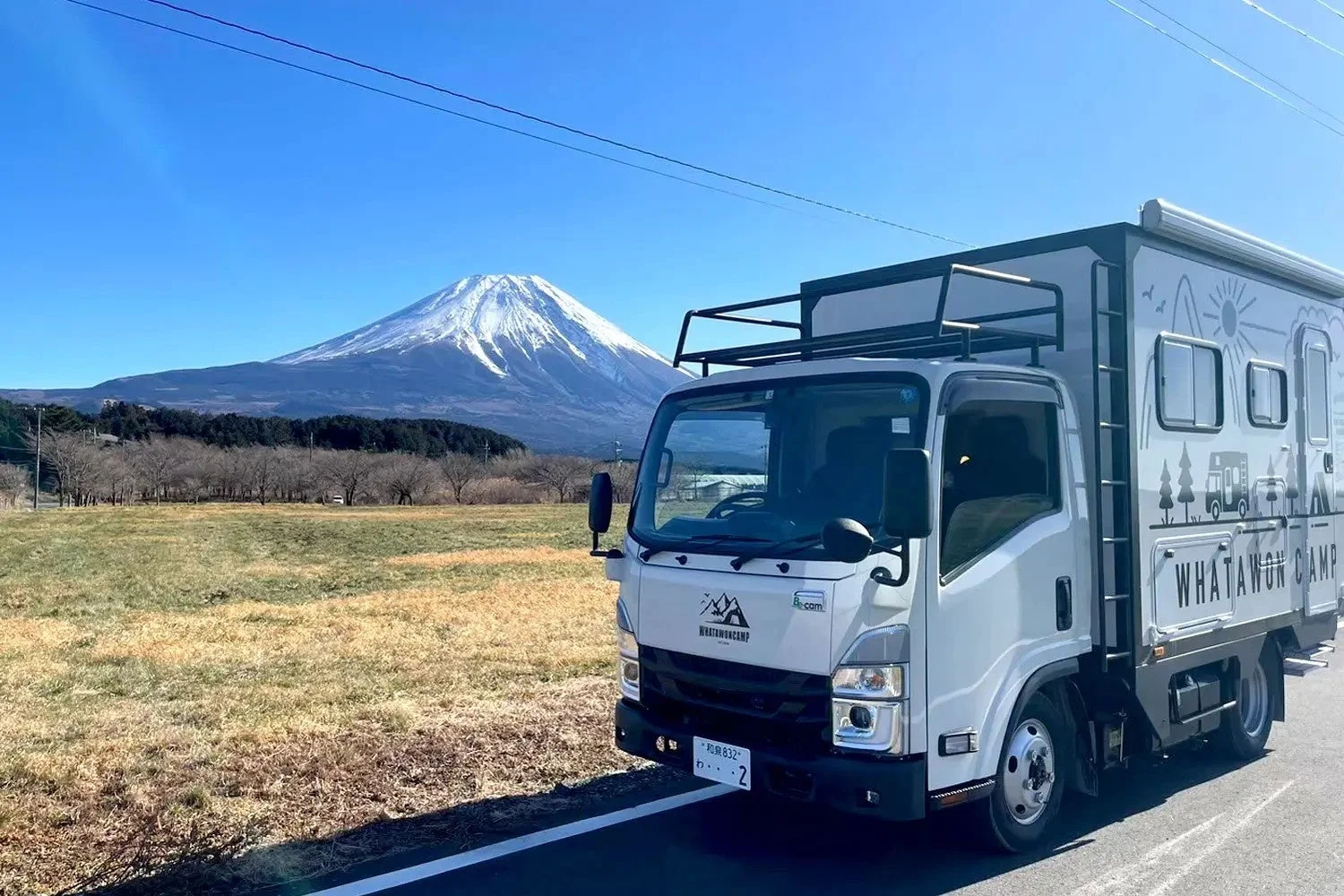 富士山を背景に停車するキャンピングカー
