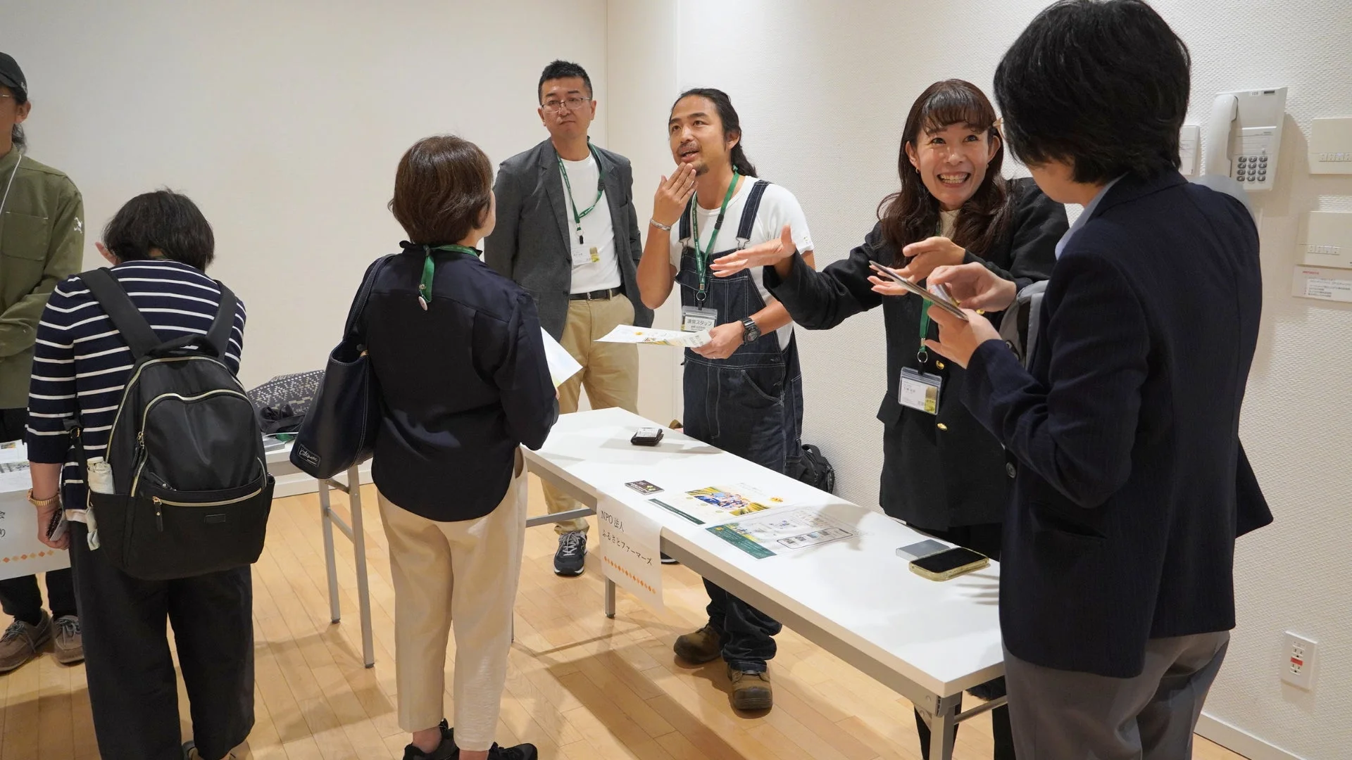 NPO法人 ふるさとファーマーズの運営スタッフが活動について説明する様子