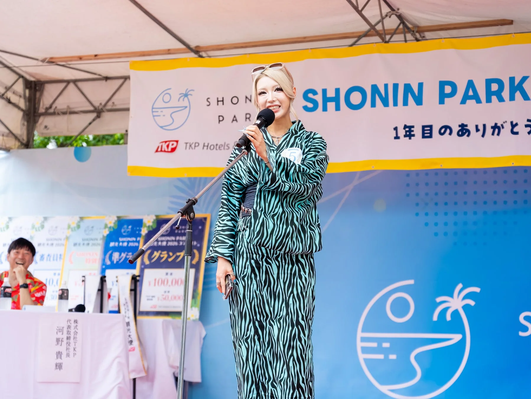 ステージでスピーチをするファイナリスト