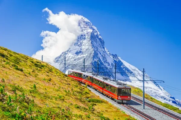 スイスのマッターホルンと登山列車