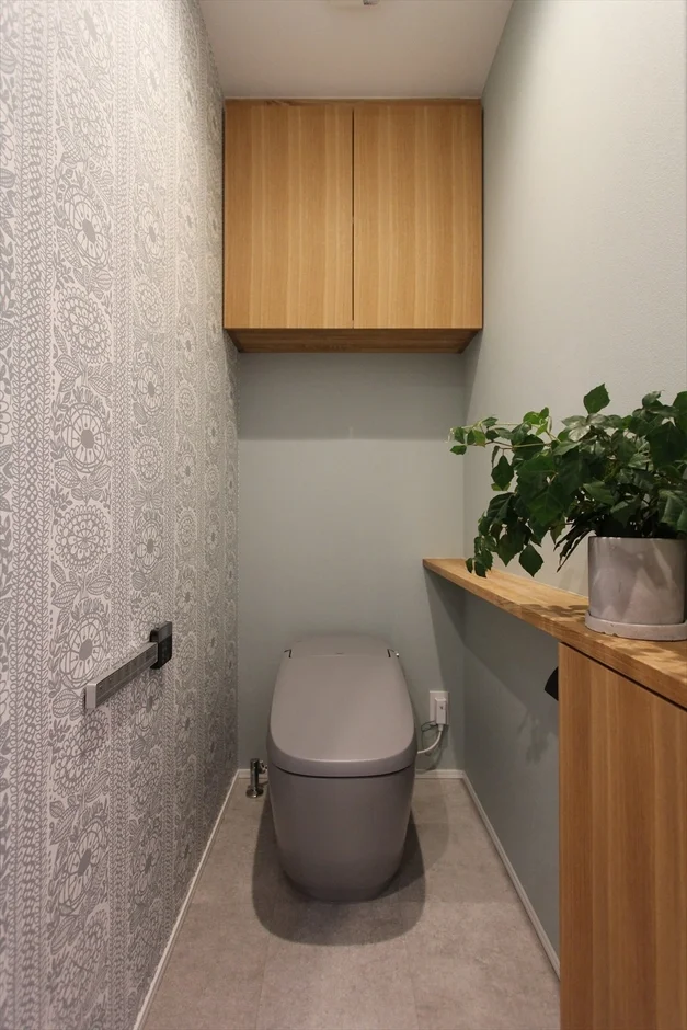 モダンで清潔感のあるトイレ空間