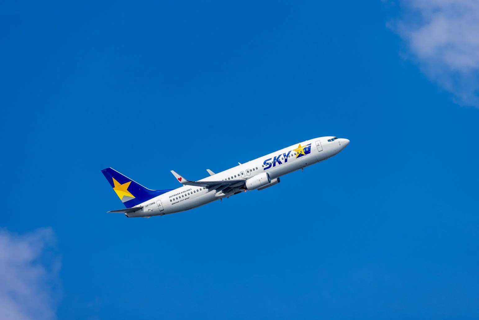 青空を飛ぶスカイマークの航空機