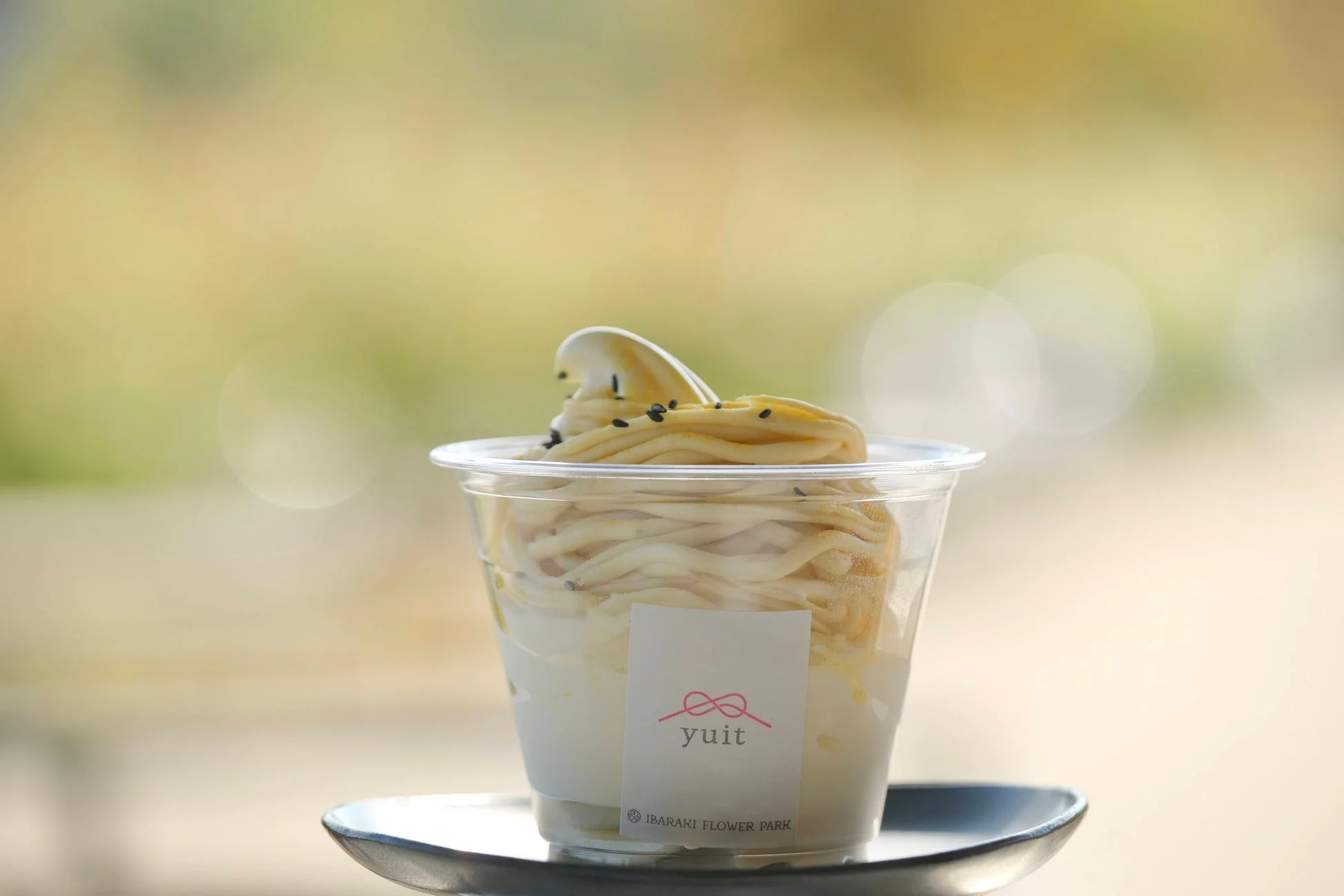 透明なカップに入ったモンブラン風のデザート