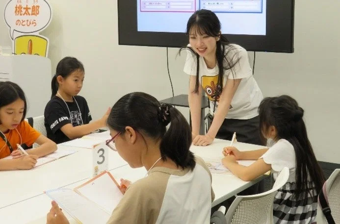 桃太郎の授業を受ける子どもたち