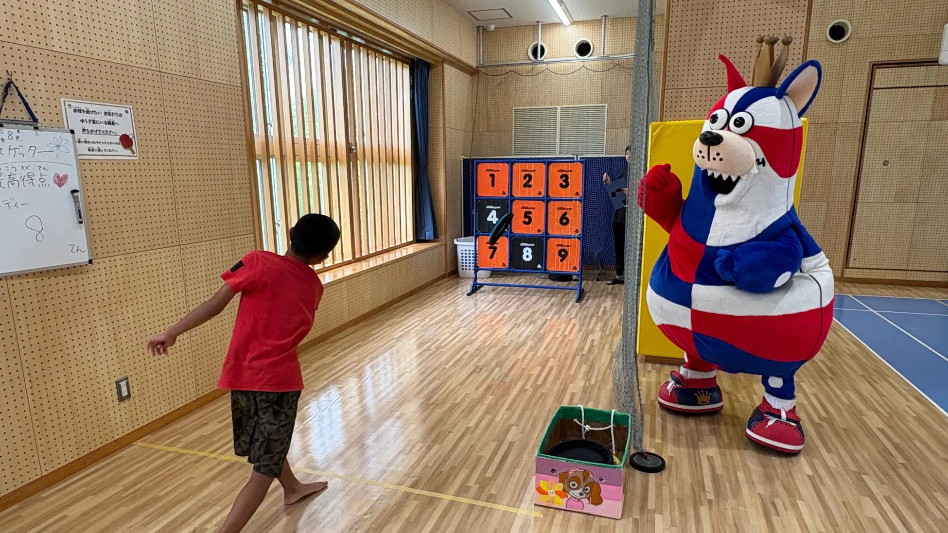 スポーツ体験会で子どもたちが的に向かって遊ぶ様子