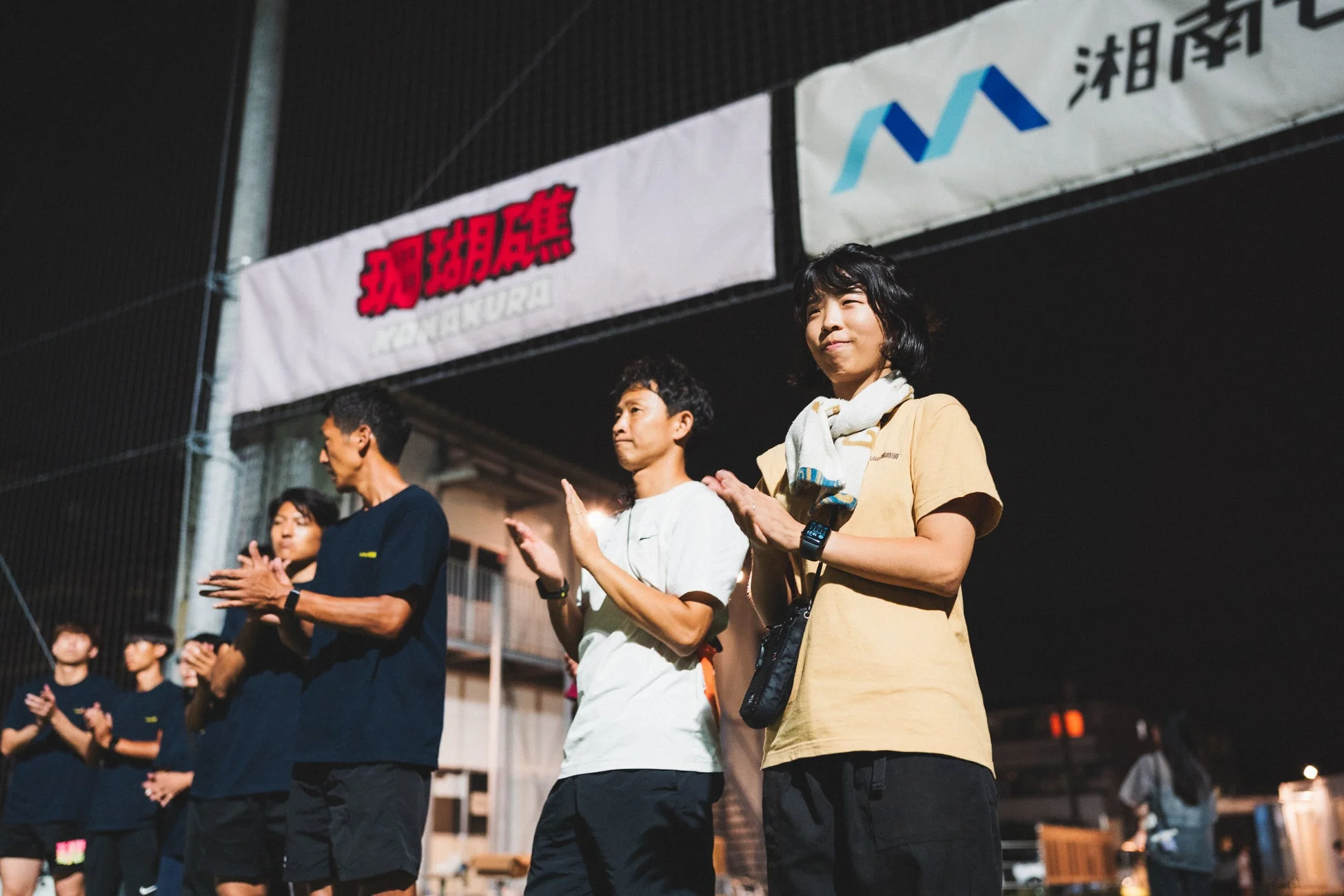 イベントの様子と拍手する人々