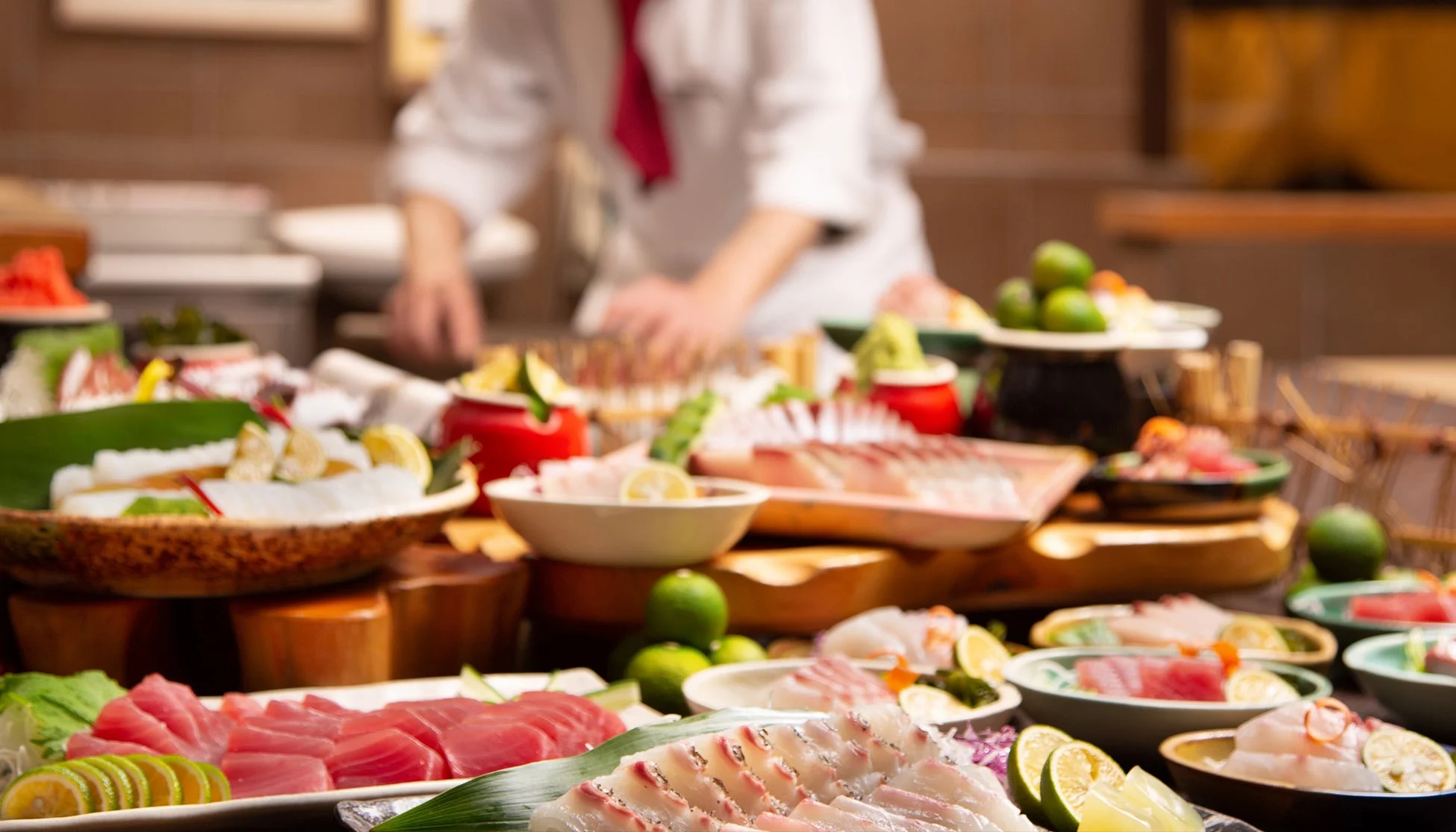 料理人が多数の新鮮な刺身を準備している様子