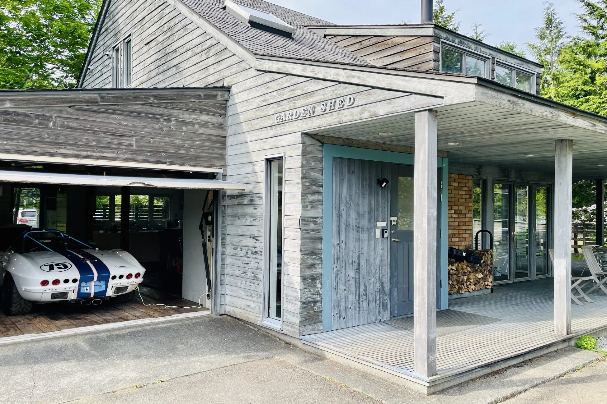 GARDEN SHEDの外観とクラシックカー
