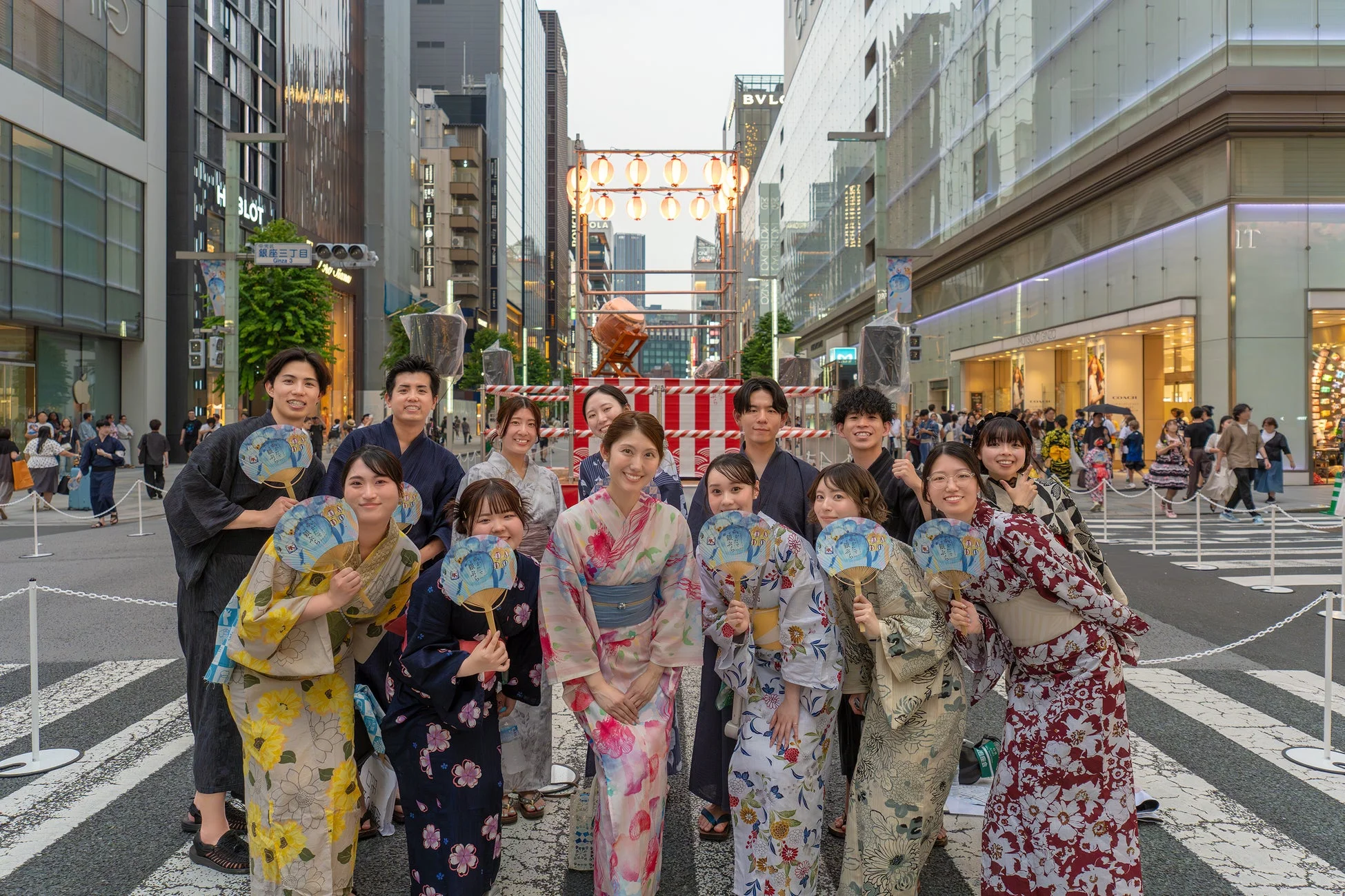 浴衣姿で銀座を楽しむ人々