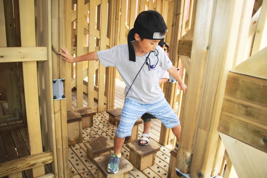 遊具で遊ぶ少年