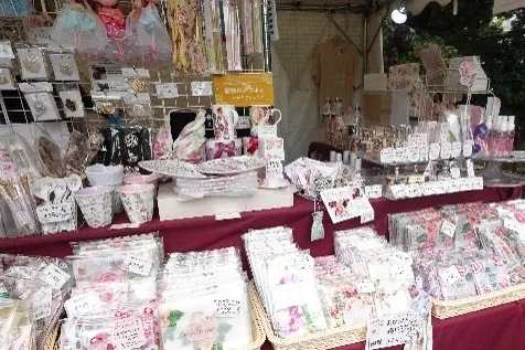 屋外で販売される花柄の雑貨やアクセサリー