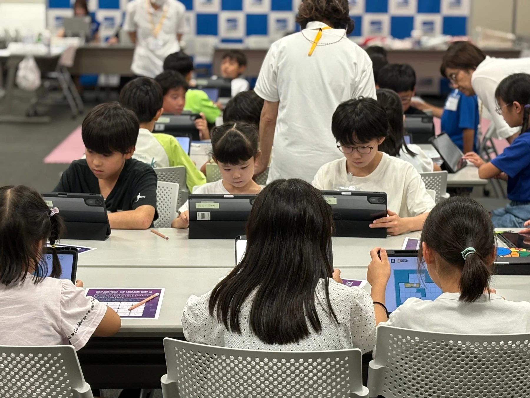 プログラミングワークショップに参加する子どもたち