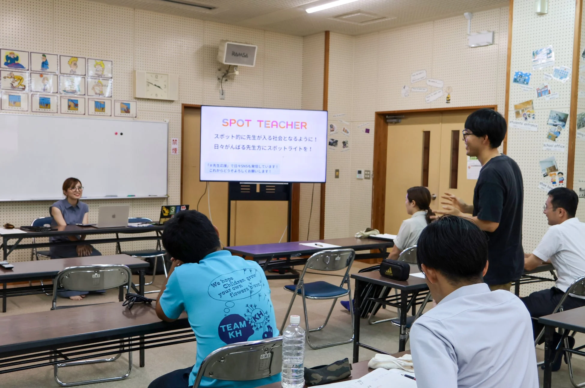教室でプレゼンテーションをする男性