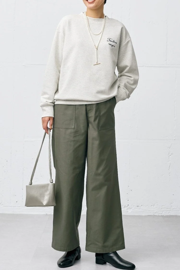 女性モデルがワイドパンツを着用