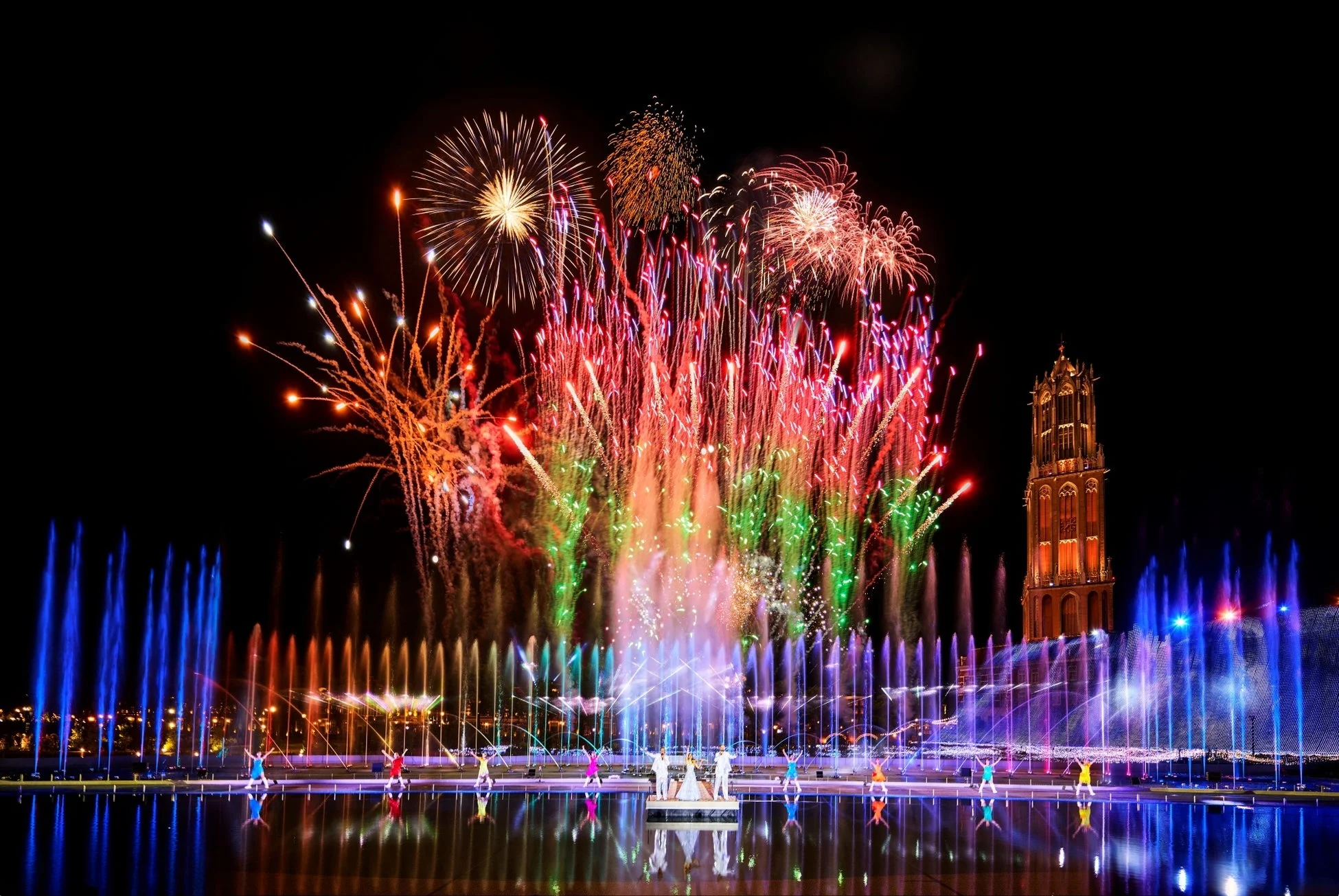夜空に打ち上がる花火と噴水ショー