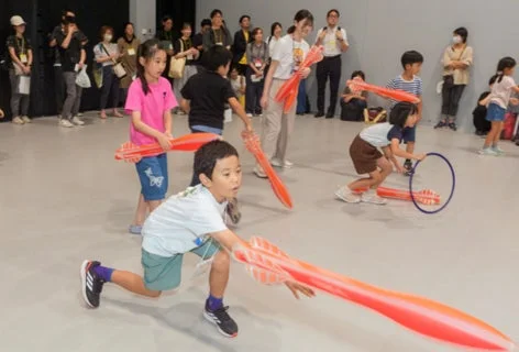 エアロケットで遊ぶ子どもたち