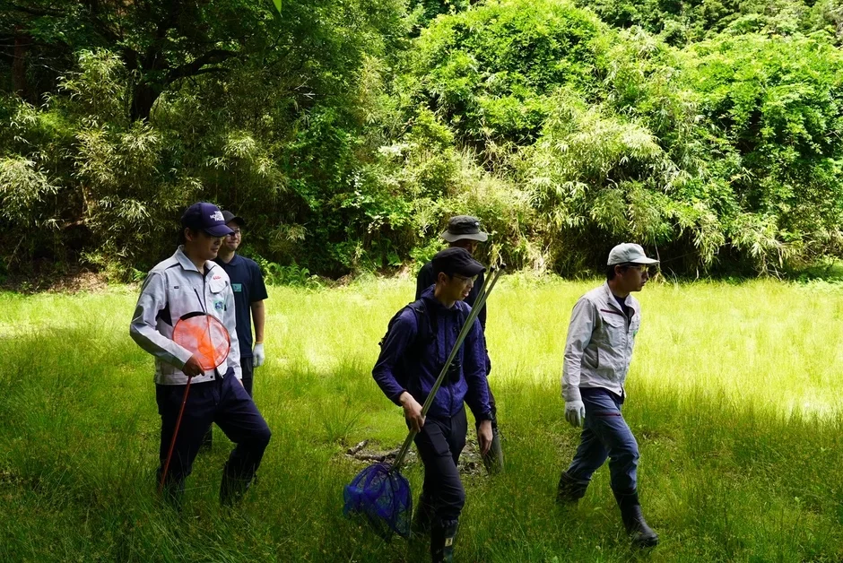 草原を歩く人々