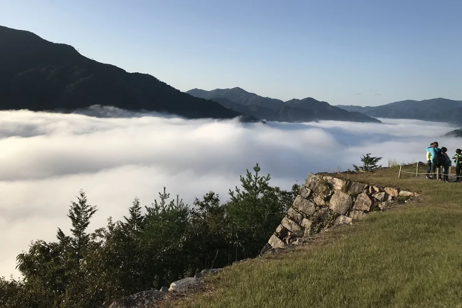 【兵庫】雲海に浮かぶ「天空の城」竹田城跡へ！9月からのベストシーズンにふもとの宿「宿屋 天空」で特別な体験を