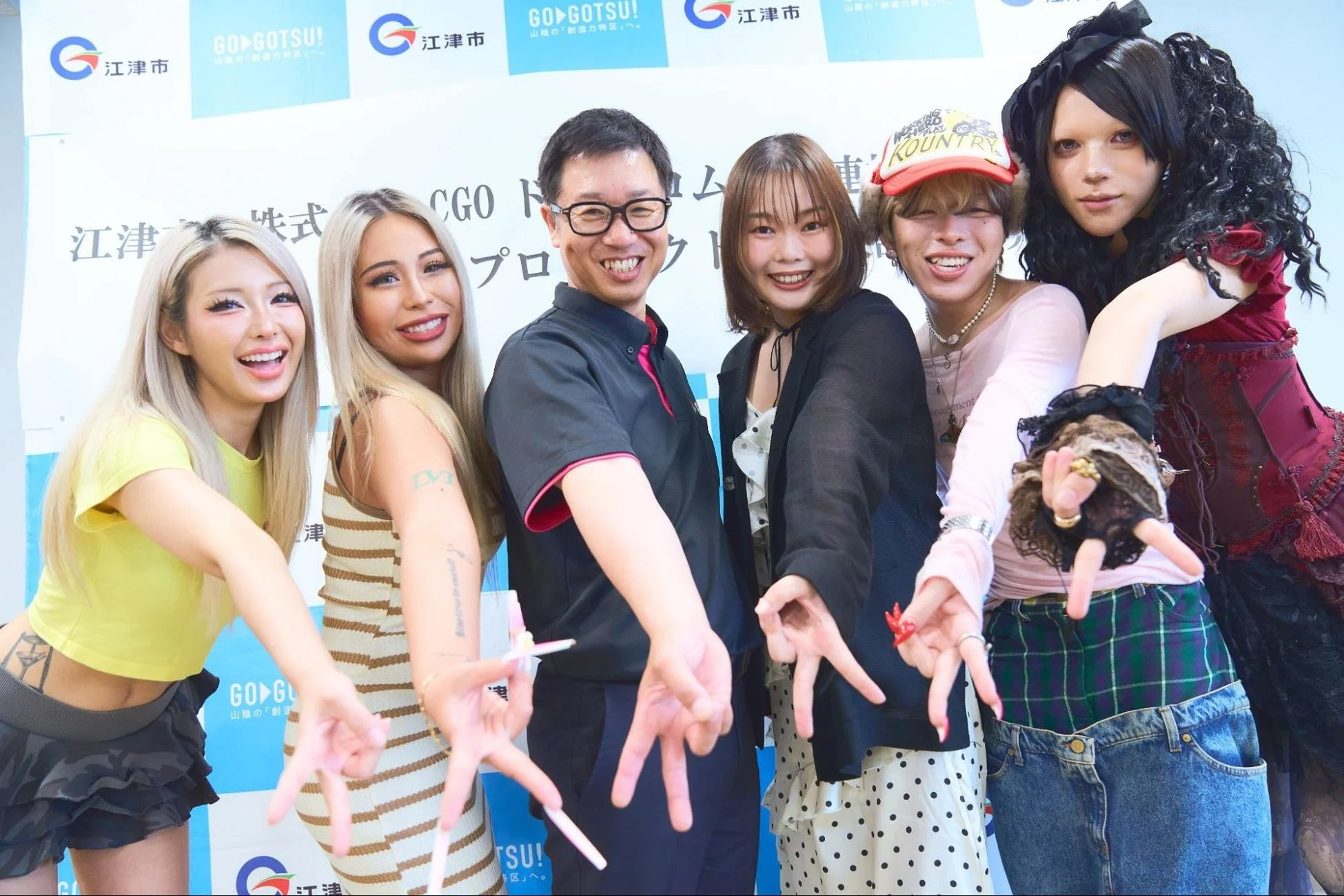 イベントでのギャルと関係者の集合写真
