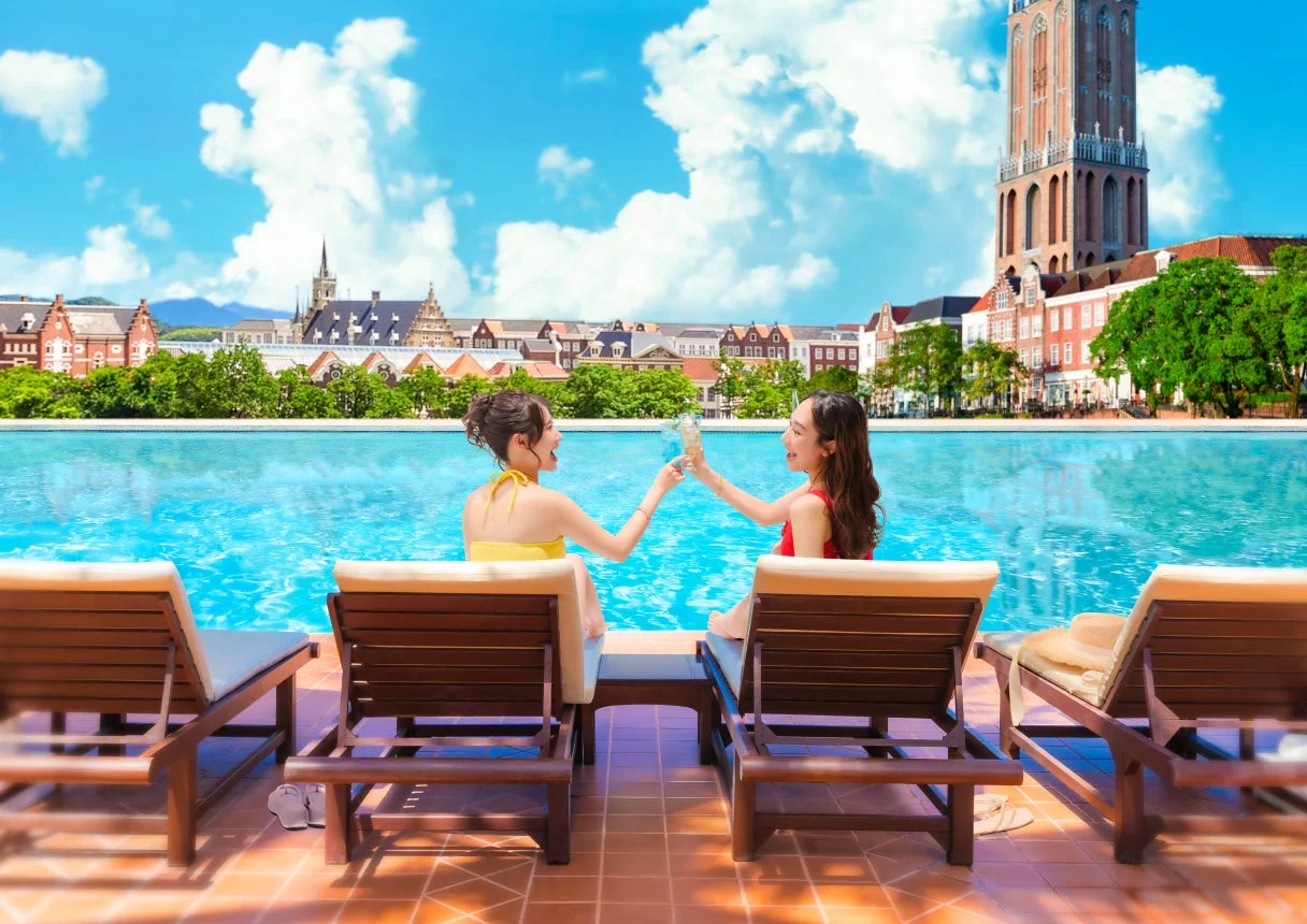 プールサイドで乾杯する女性二人
