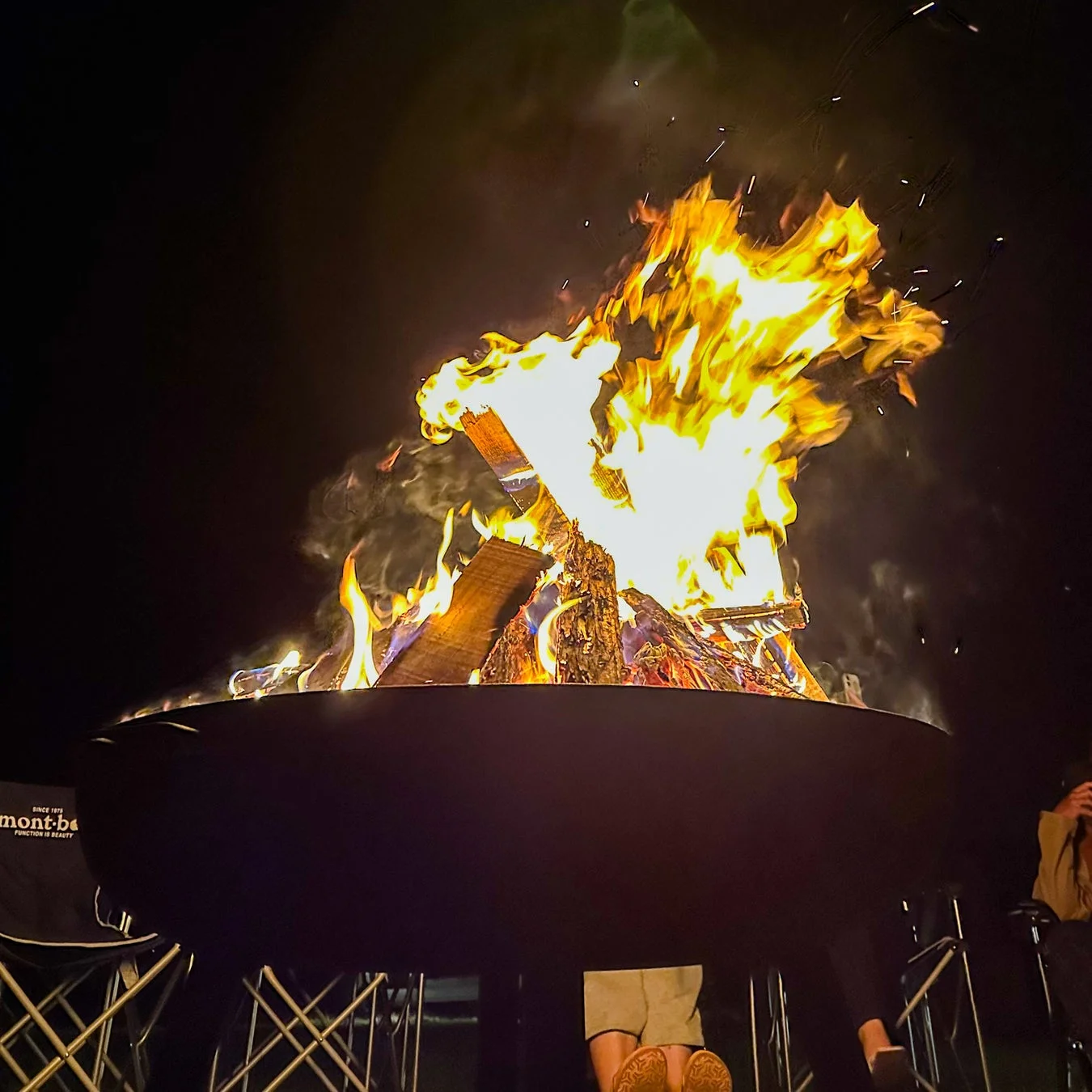夜の屋外で燃え盛る焚き火